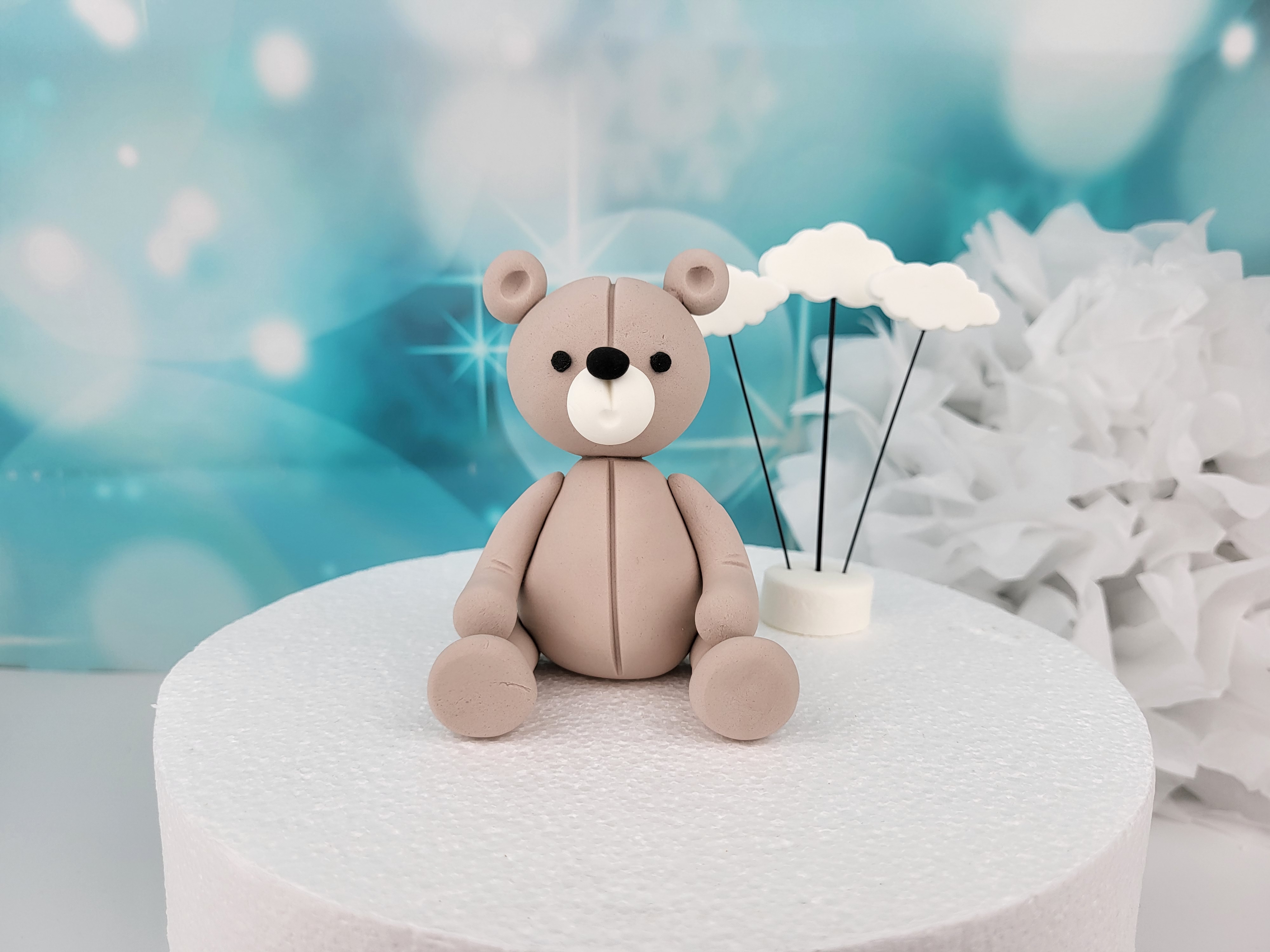 Bär mit Wolken handmodelliert    