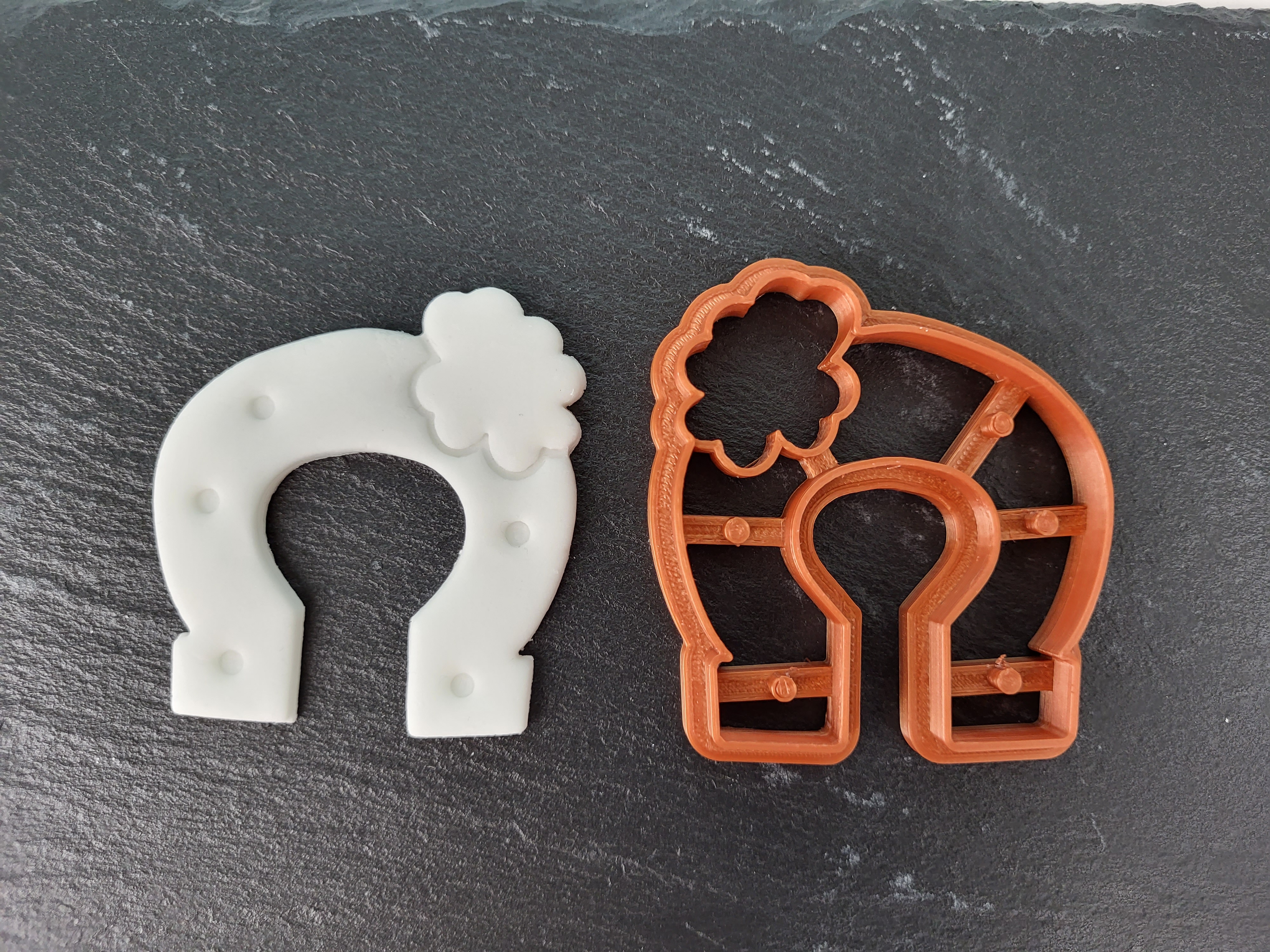 Ausstecher Hufeisen mit Kleeblatt