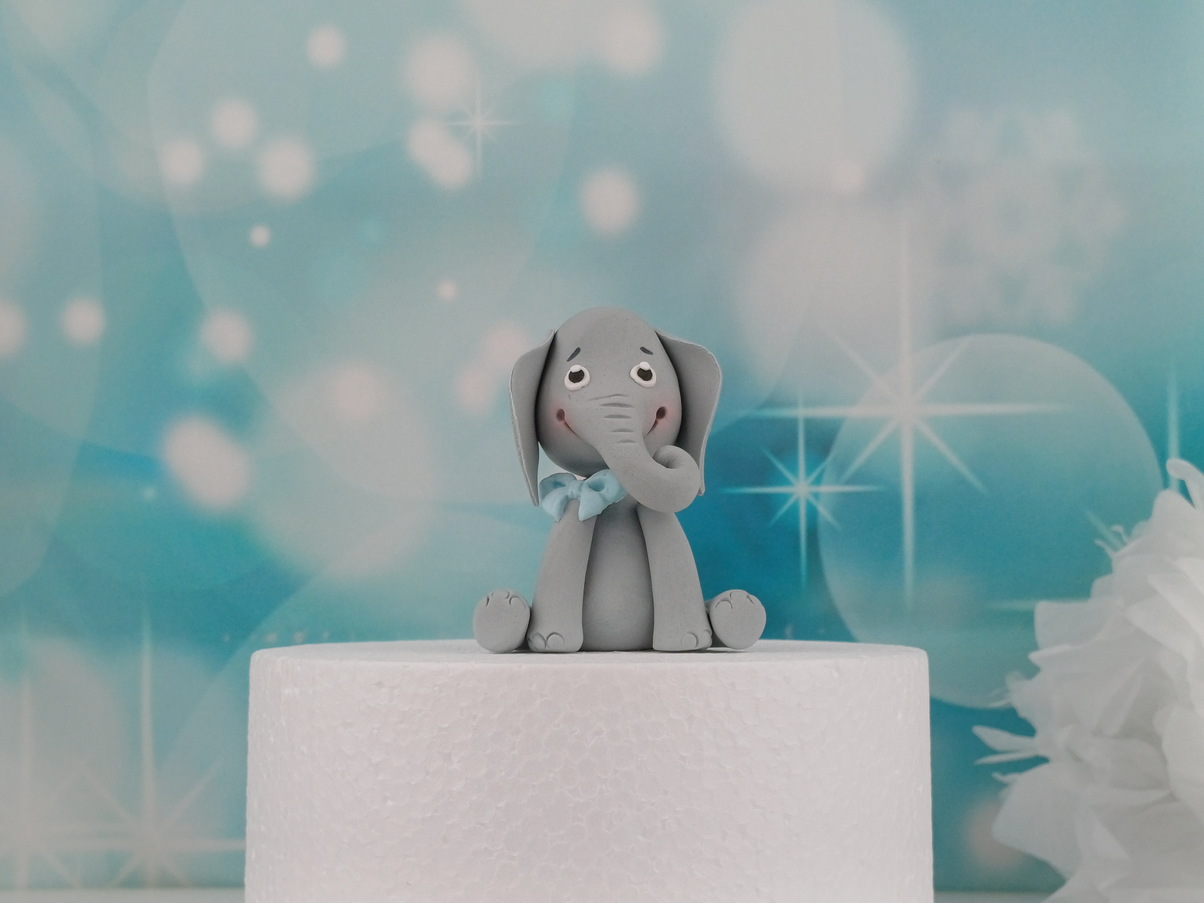 Tortenfigur Elefant mit blauer Schleife