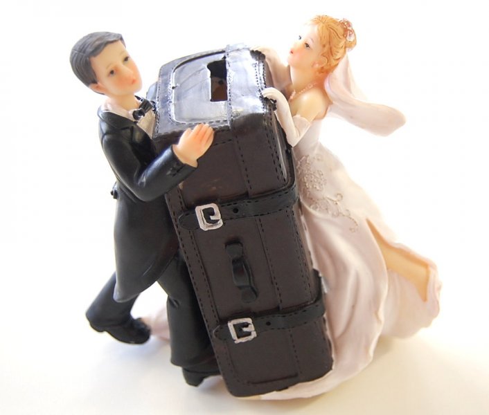 Brautpaar mit Koffer/Spardose