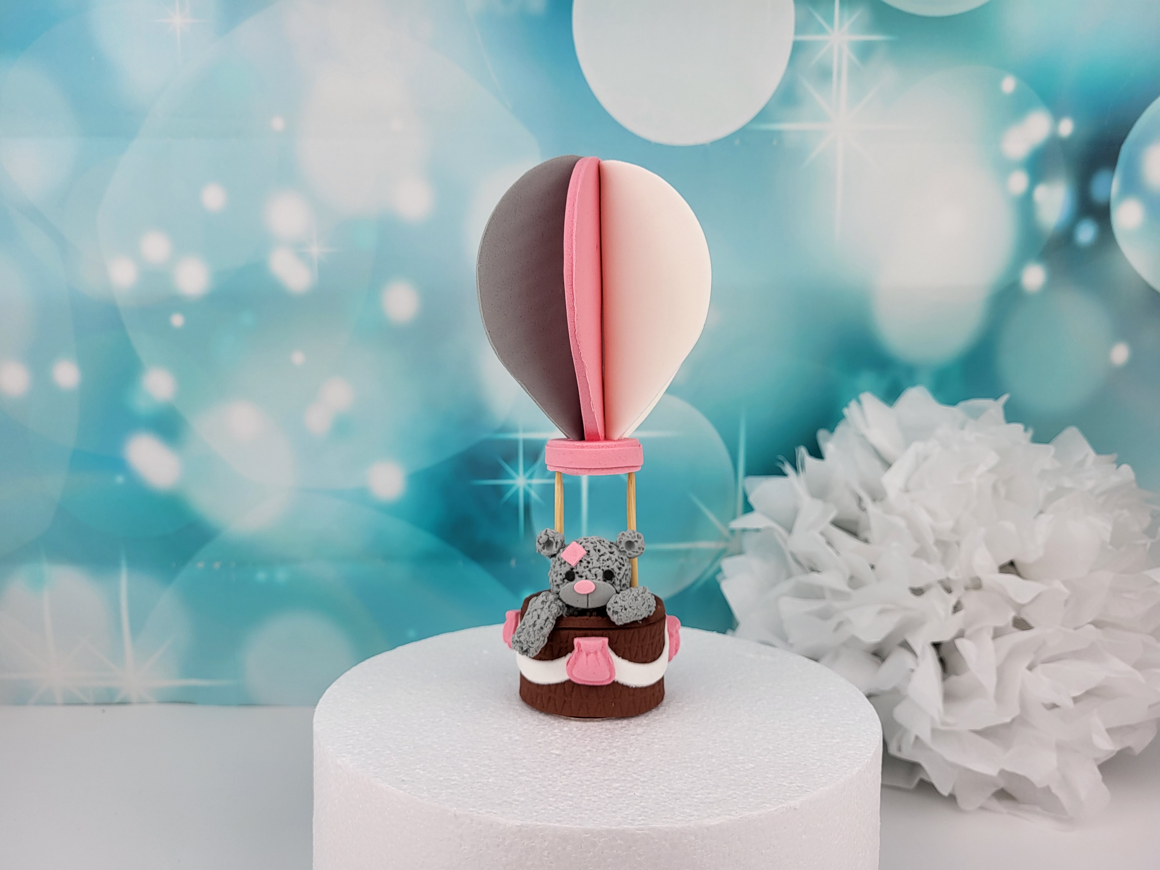 Tortenfigur Heißluftballon mit Bär handmodelliert