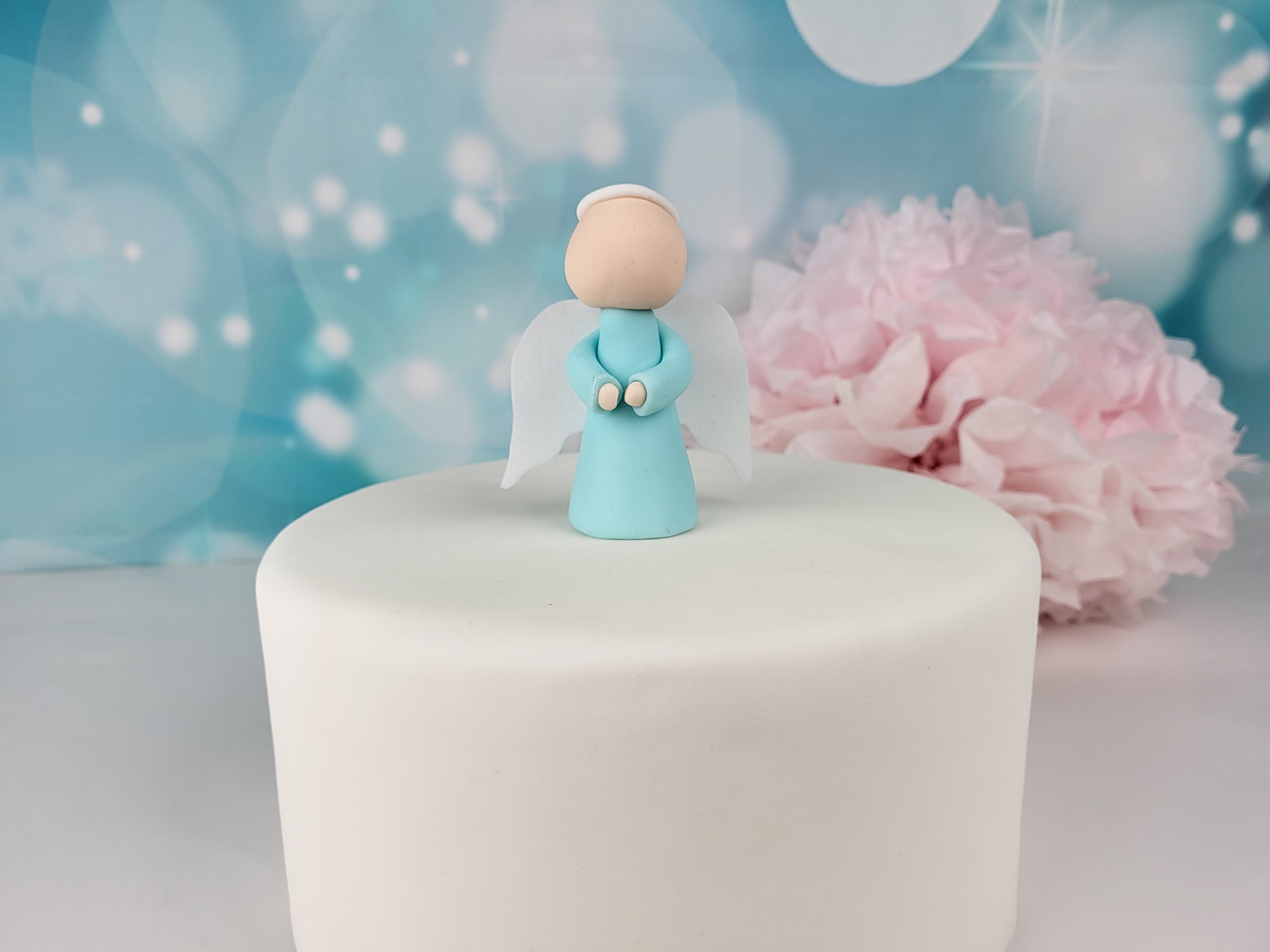 Engel hellblau handmodelliert